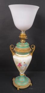Lampe en porcelaine à décor polychrome d'un couple d'Incroyables, fond...