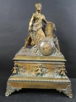 Pendule commémorative en bronze doré représentant une Indienne, les chaines...