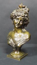 Buste de jeune femme sur piédouche. Bronze patiné, ép. XIX'....