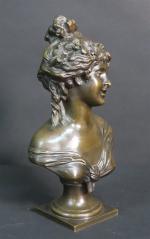 Buste de jeune femme sur piédouche. Bronze patiné, ép. XIX'....