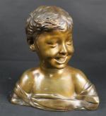 Buste d'enfant rieur. Bronze patiné. Haut. : 30 cm