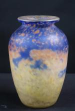 MULLER Lunéville : Vase en verre marmoréen bleu, jaune et...