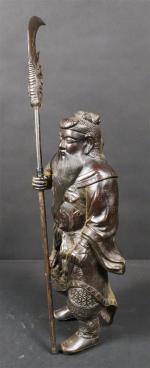 JAPON : Guerrier debout tenant sa lance en bronze à...