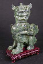 CHINE : Chimère assise en jade sculpté. Haut. : 30...