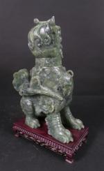 CHINE : Chimère assise en jade sculpté. Haut. : 30...