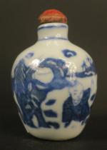 CHINE : Tabatière balustre en porcelaine bleu-blanc à décor de...