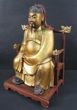 CHINE: Statuette de dignitaire assis en bois laqué or, brun...