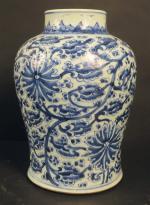 CHINE : Pot balustre en porcelaine blanche décorée en bleu...