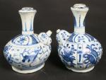 CHINE : Deux Kendi en porcelaine à décor en bleu...