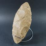 PREHISTOIRE - Grande hache en quartzite taillée. H. 28 cm