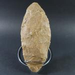 PREHISTOIRE - Grande hache en quartzite taillée. H. 28 cm