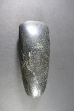 PREHISTOIRE. Néolithique - Hache polie en pierre noire. H. 13,5...