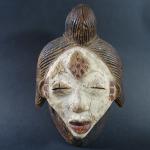 AFRIQUE. GABON - Masque PUNU en bois et pigments, la...