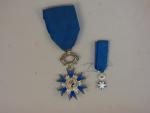 France Ordre nationale du Mérite. Lot de 2 décorations de...