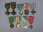 France Lot de 9 décorations : Croix de guerre, du Combattant,...