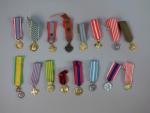 France Lot de 16 miniatures : Croix de guerre, Médailles militaires,...