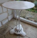 Petite table bistrot années 1900 en fer forgé laqué blanc....