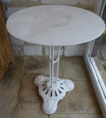 Petite table bistrot années 1900 en fer forgé laqué blanc....