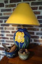 Lot comprenant : lampe en faïence à décor floral (H. totale :...