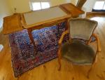 Petit bureau et fauteuil de style Louis XV en bois...