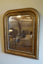 Petit miroir Louis-Philippe en bois redoré à décor de frise...