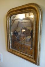 Petit miroir Louis-Philippe en bois redoré à décor de frise...