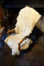 Lot comprenant : un fauteuil Voltaire en tissu floral et peau...