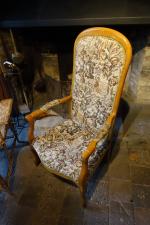 Lot comprenant : un fauteuil Voltaire en tissu floral et peau...
