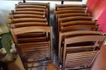 Suite de 18 chaises pliantes en bois, bel état. (SALLE...