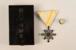 Japon Ordre du Trésor sacré. Croix de 5è classe. Argent,...