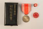Japon Ordre de la Croix-Rouge. Médaille d'Officier. Argent, ruban à...