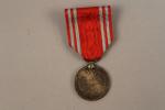 Japon Ordre de la Croix-Rouge. Médaille d'Officier. Argent, ruban à...