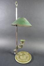 Lampe portative d'époque Restauration en bronze patiné à décor de...