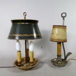 Deux lampes type bouillotte en laiton et métal, les abat-jours...