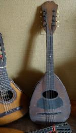 Trois mandolines d'époque XIXème siècle (usures accidents).
216