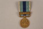 Japon Médaille de la guerre russo-japonaise, 1904-1905. Bronze doré, ruban,...