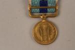 Japon Médaille de la guerre russo-japonaise, 1904-1905. Bronze doré, ruban,...
