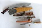 Lot de trois couteaux ou poignards orientaux, dont Kankri népalais....