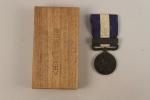 Japon Médaille des guerres japonaises 1914-1920 ; bronze, ruban, boite.