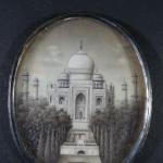 Ecole indienne : Miniature ovale en grisaille représentant le Taj...
