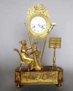 Pendule d'époque Empire en bronze redoré à décor d'une harpiste,...