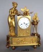Pendule d'époque début XIX's en bronze doré à décor d'une...