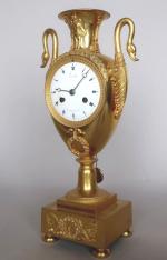 Pendule d'époque Restauration en bronze doré en forme d'urne à...