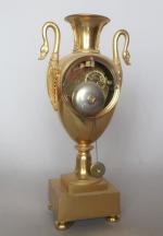 Pendule d'époque Restauration en bronze doré en forme d'urne à...
