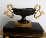 Pendule borne d'époque Restauration en bronze patiné, surmontée d'une vasque...