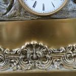 Pendule d'époque Romantique en bronze à décor de Sainte-Catherine assise...