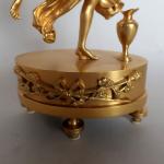 Petite pendule d'époque XIXème siècle en bronze ciselé redoré à...