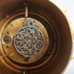 Petite pendule d'époque XIX en bronze ciselé redoré à décor...