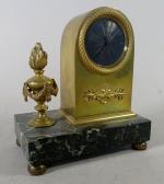 Petite pendule borne d'époque XIX's en bronze doré, sur socle...