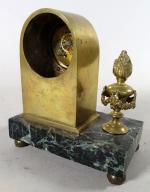 Petite pendule borne d'époque XIX's en bronze doré, sur socle...